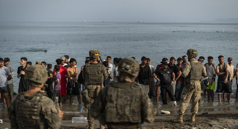 Már migránsok tízezrei fordultak vissza Ceutából, kiderült, mi indította el a példátlan rohamot