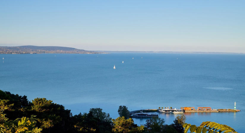 Veszélyes jelenetek a Balaton vízén, még alacsony vízállásnál is megtörténhet a baj