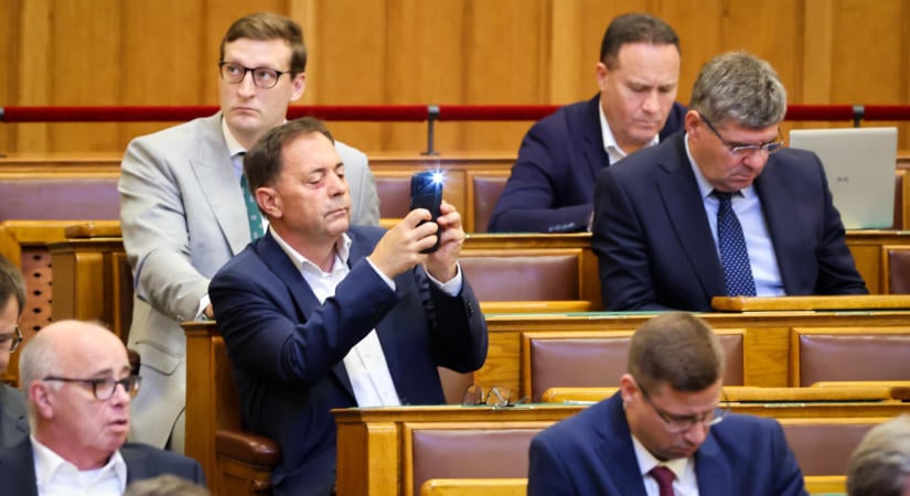 A Parlamentbe látogató gyerekeket videózott Pócs János  VIDEÓ