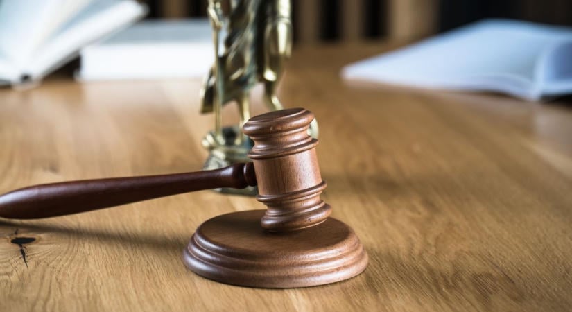 Mellkason szúrta lakótársát egy esztergomi férfi, hamarosan eldől, kiengedik-e