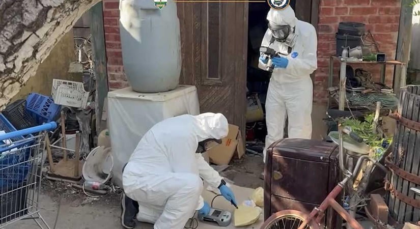 Droglabort lepleztek le Dunakeszin: egy családi házban kotyvasztotta a kábítószert a fiatal férfi – videó a cikkben