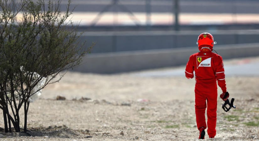 Videón Räikkönen legmenőbb alakítása: Amikor a sivatagon át gyalogolt vissza a bokszba, mint egy spagettiwesternben