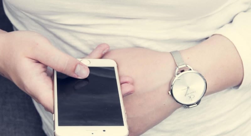 Új banki csalás terjed Magyarországon, már a telefon érintéses funkcióját is kihasználják