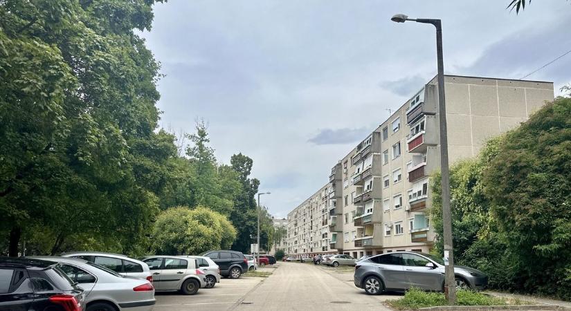 Videón az éjszakai ámokfutás: több szabályosan parkoló autót is összetört az ittas sofőr