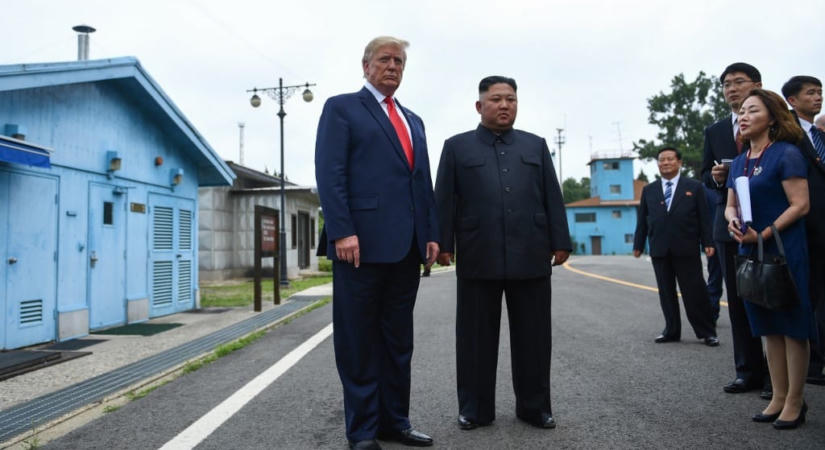 Trump bejelentette: Kim Dzsongun miatt mérsékli az amerikai részvételt a Dél-Koreával közös hadgyakorlaton