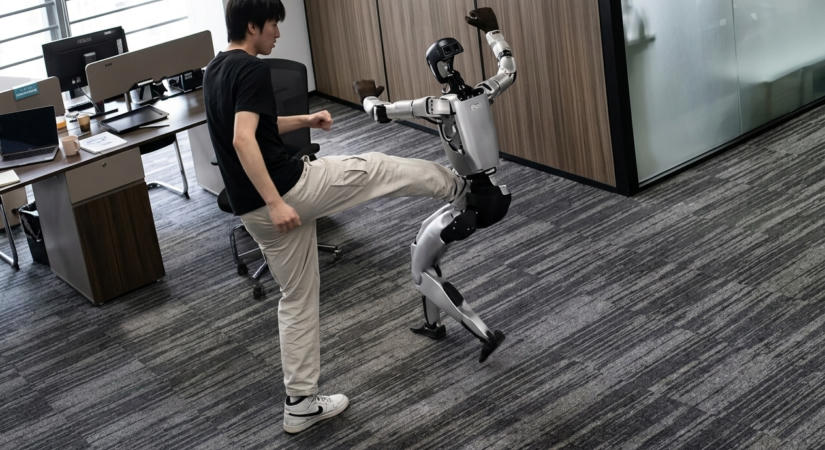 Kung-fu mozdulattal rúgta ki a távirányítót a humanoid robot a mérnök kezéből