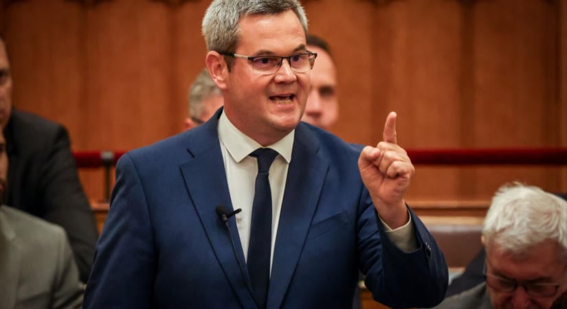 Takács Péter stroke-kal poénkodva kritizálja a Tisza képviselőit