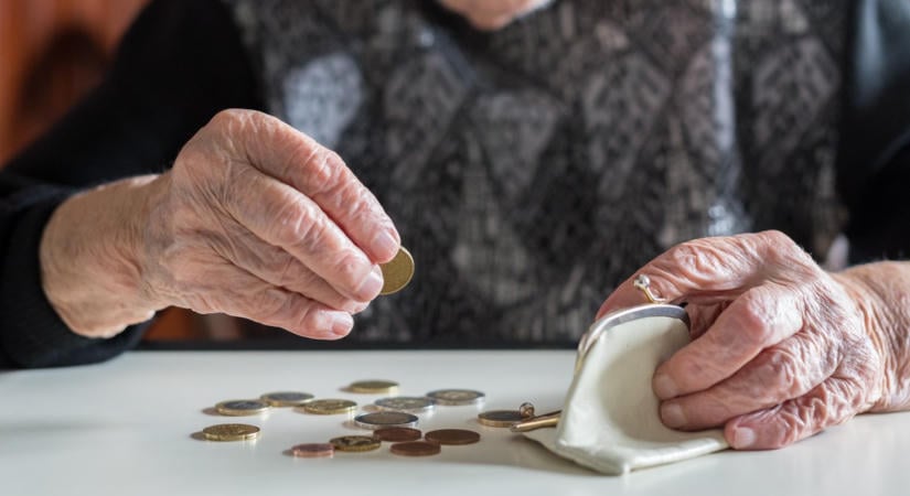 Ennyi lesz januártól a nyugdíjemelés: megvan a 2027-es nyugdíjminimum összege is