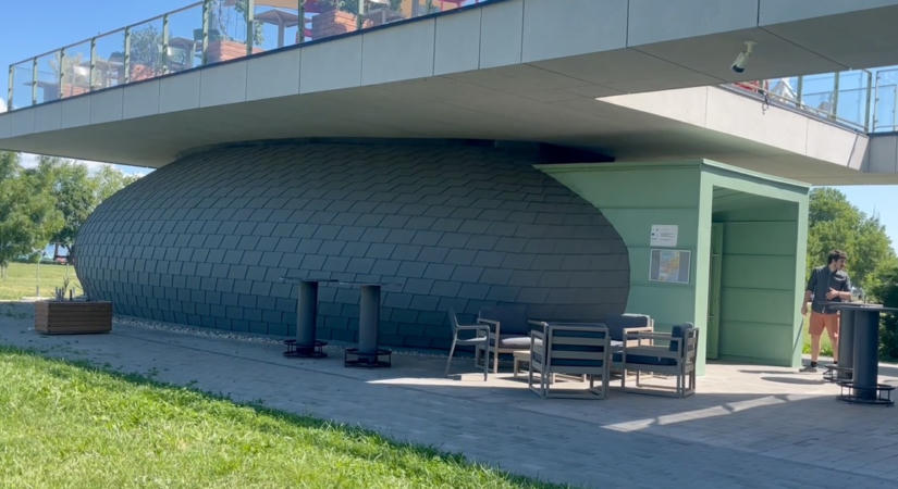 Pezsgő-szöcskekóla, futurisztikus űrhajó és vers-képek a Balaton-parton