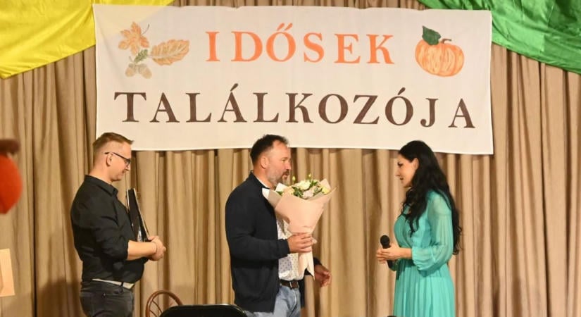 Jászai Mari-díjas, érdemes művész lépett fel Zajtán, ahol az időseket köszöntötték (fotók)