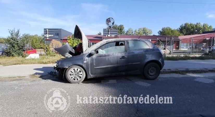 Villanyoszlopnak csapódott, majd kigyulladt egy autó Vértesszőlősnél - fotó