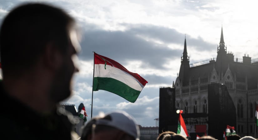 Hét Gripen húzott el a Kossuth tér felett, elkezdődött Magyar Péter beszéde