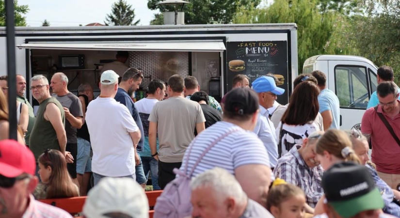 Körhinta, dodzsem, vattacukor: visszahozzák a régi búcsúk világát Szőnybe