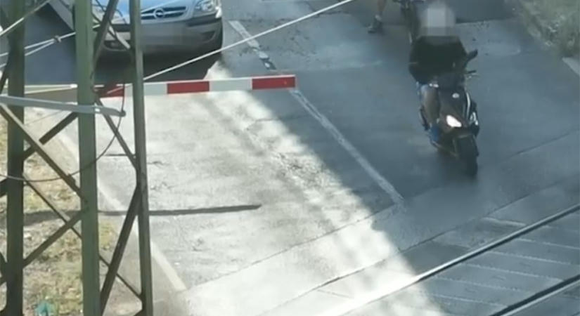A rendőrök kiálltak drónozni egy vasúti átjáróhoz, százezreket kaszáltak
