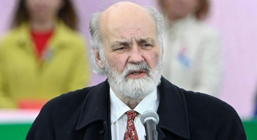 Szabó Bence átadta az adományt, Iványi Gáborék már tudják, mire költik