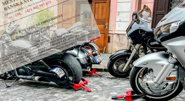 Kerékbilincs, Mikszáth és a közös fotó: így végződött a motoros parkolás Selmecbányán