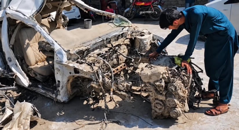 Felismerhetetlen roncsból csináltak Toyota Corollát pakisztáni papucsos emberek
