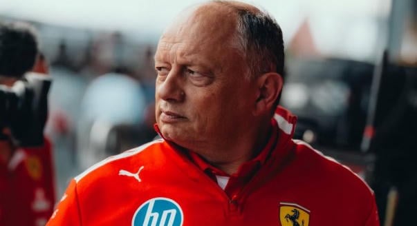 Rendkívüli sajtótájékoztatón állt ki Vasseur mellett a Ferrari