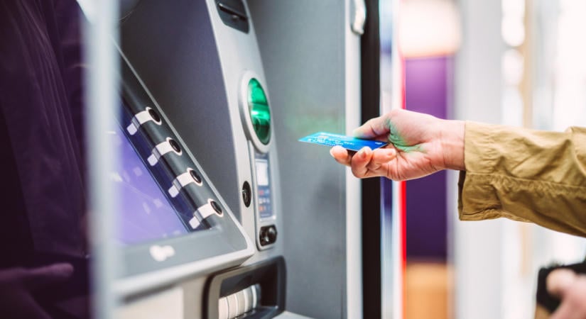 Pillanatok alatt tűnhet el a pénz a magyarok bankszámláiról: új módszerrel fosztják ki az ügyfeleket