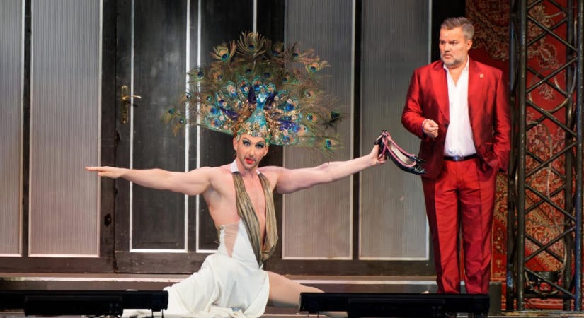 Egy előadásra visszatér Az őrült nők ketrece Stohl András és Hevér Gábor főszereplésével