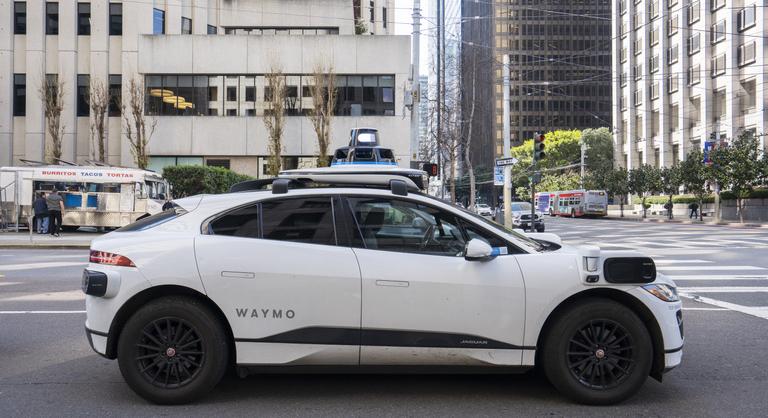 Már a szomszédban kopogtatnak az önvezető taxik, Európát is letarolná a Waymo