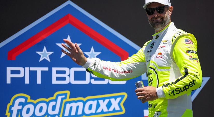 A NASCAR raportra hívta Shane van Gisbergent és Austin Hillt