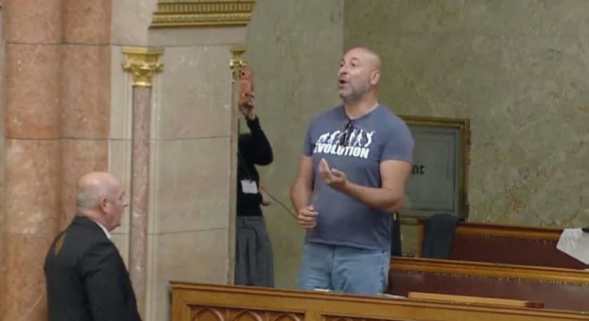 Parlamenti közjáték: Szabó Bálint belekiabált Magyar parlamenti felszólalásába, rögtön kiküldték a páholyból