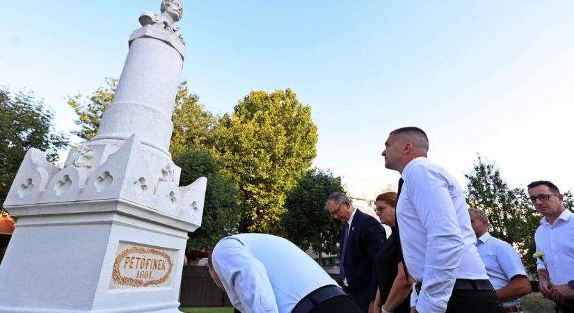 Főhajtás a lánglelkű költő előtt: Petőfi Sándor halálának 177. évfordulójára emlékeztek Kiskőrösön  fotók