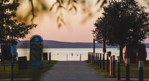 Kinyitnák a Petőfi sétányt a Balaton felé, eltűnhet a bódésor Siófokon