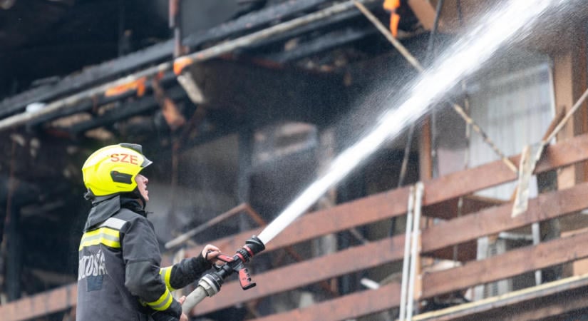 Kigyulladt egy ház az Angyali-szigeten, a környező ingatlanokat is veszélyezteti a tűz