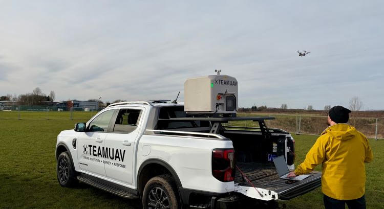 A Team UAV Ford Rangerje önellátó drónbázisként indul útnak