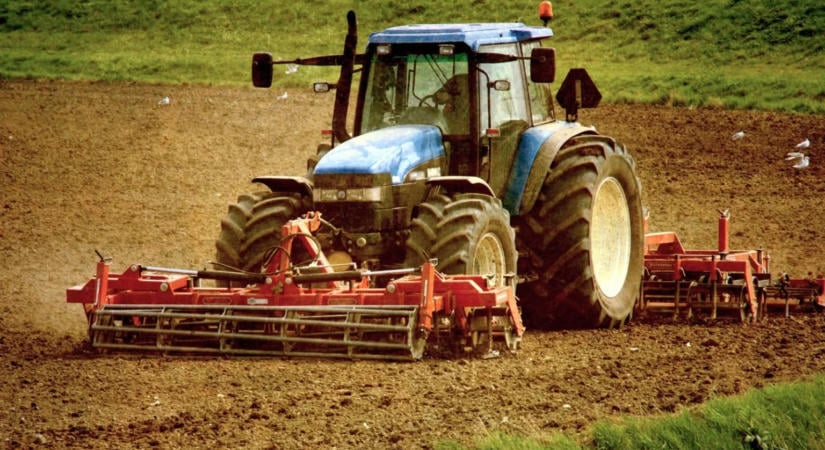 Miért nagyobbak a traktorok hátsó kerekei az elsőknél? A mérnöki megoldás háttere
