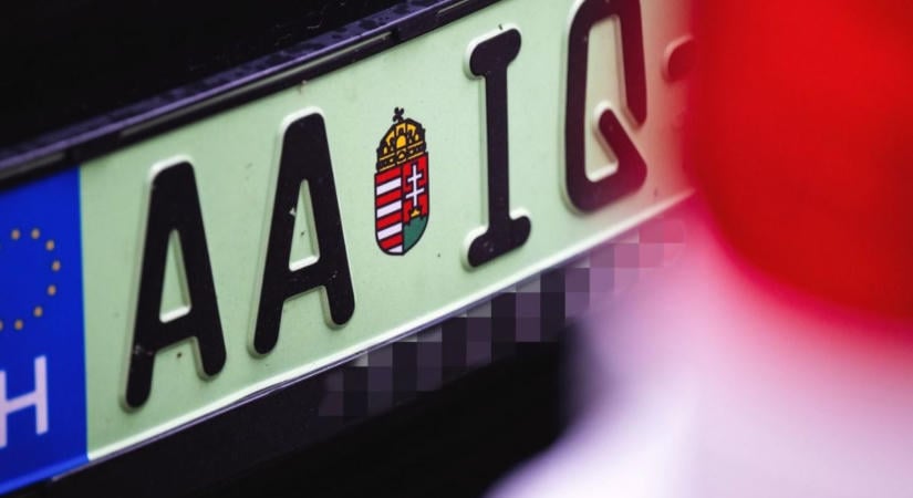 Közeleg a határidő, sok autó rendszámát kell majd lecserélni – Mutatjuk, kiket érint