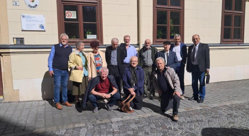 Fél évszázad után újra az iskolapadban