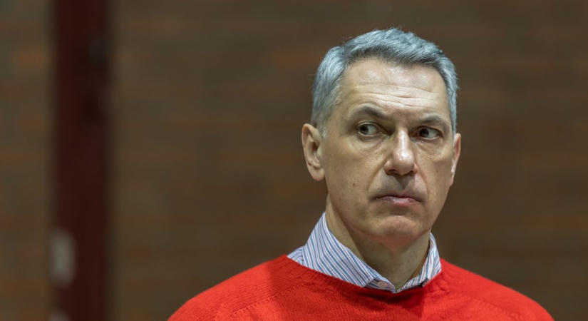 A rendőrség hűtlen kezelés miatt nyomoz, mert a kampányoló Lázár több milliárdnyi MÁV-tartozást engedett el