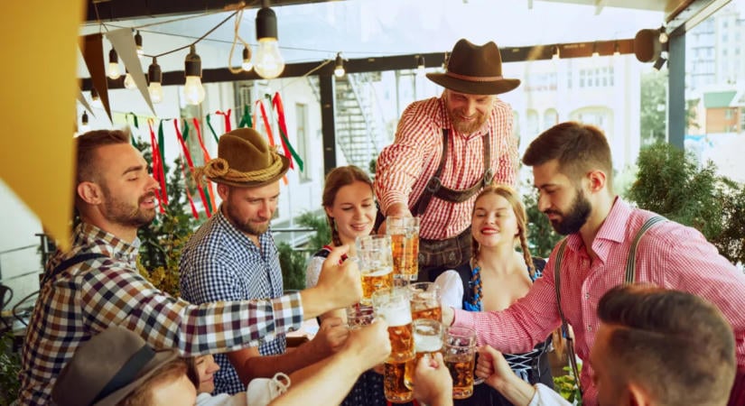Ennyibe kerül idén az egyliteres sör az Oktoberfesten - csülökkel együtt húzós összeg