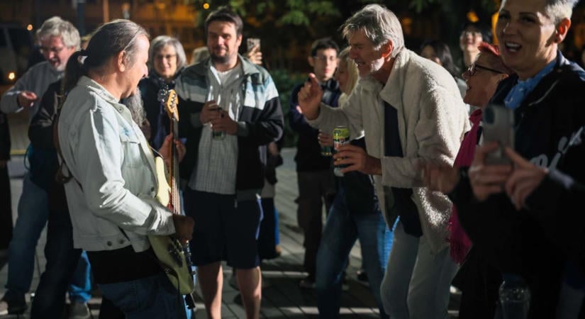 Buli a téren, majd koncert a könyvtárban – Még a rektorhelyettes is zenélt a színpadon  Fotók