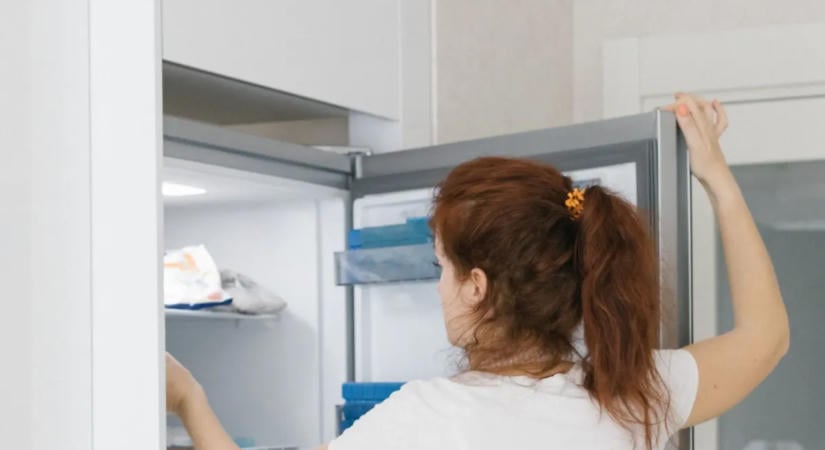 Kevesen tudják, mire való a hűtőajtó kis rekesze, és még 7 rejtett funkció a konyhában