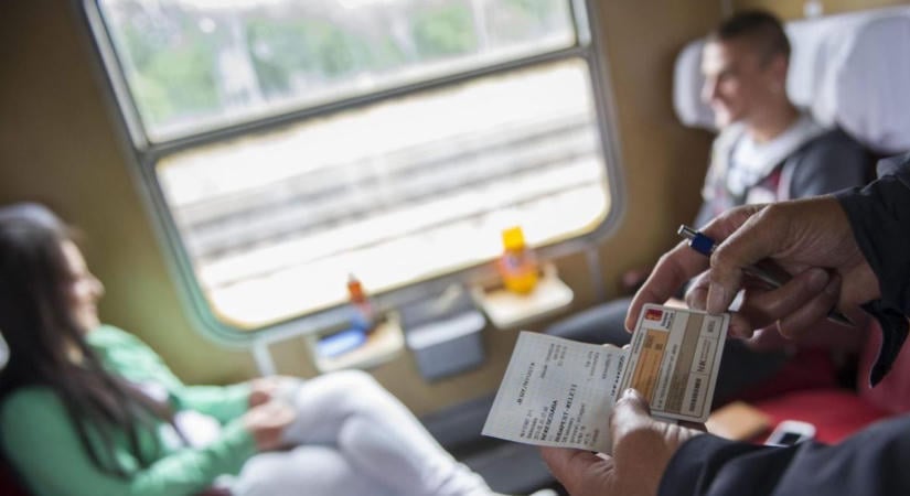 Botrány a vonaton: rátámadt a jegyellenőrre, vádat emeltek ellene
