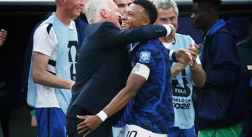 Megható pillanatok a vb-n: Mbappé az édesanyját gyászoló Deschamps-hoz rohant a gólja után