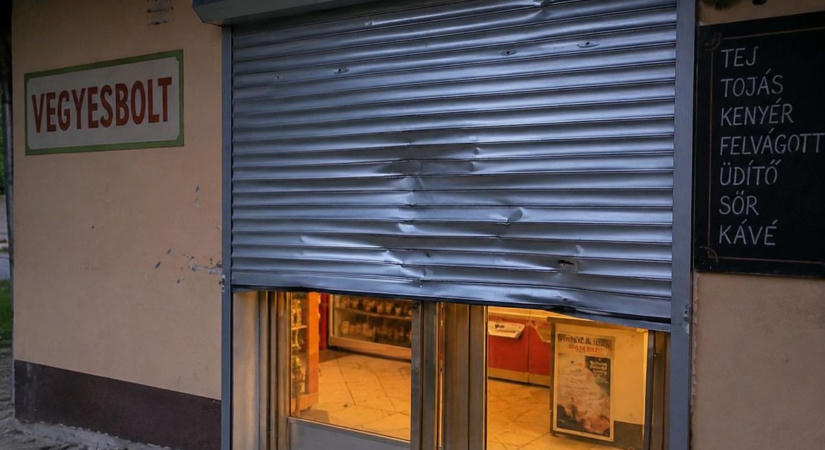 Részegen tombolt a férfi a zalai boltban – arcon ütötte a bolti dolgozót, szétverte a bejáratot, a vásárlók is bent ragadtak