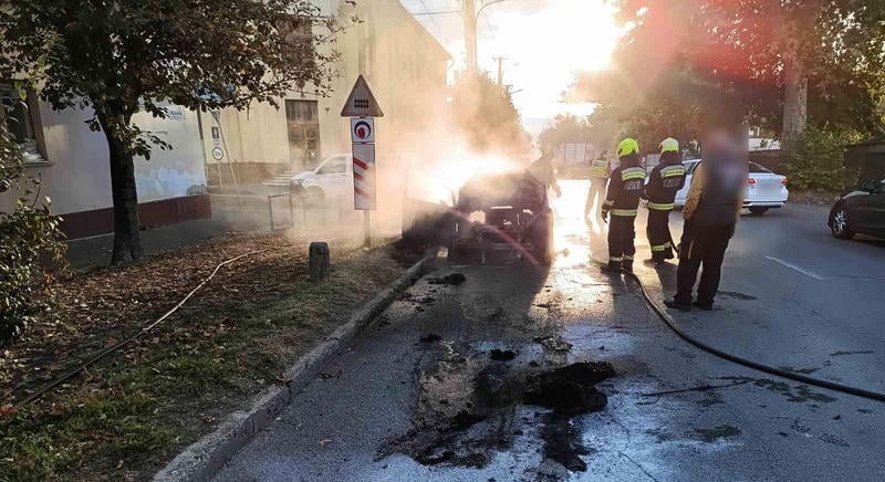 Hatalmas lángokkal égett egy autó a Pécsi utcában