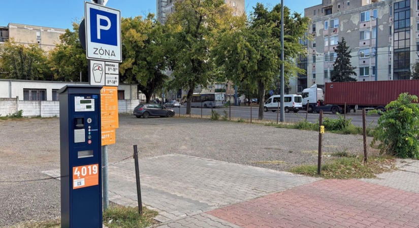 Harmincöt parkolóhely a debreceni belváros szélén