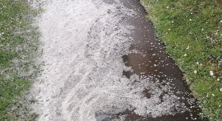 Óriási jégeső csapott le az ország egy részére, videón és fotókon a vihar