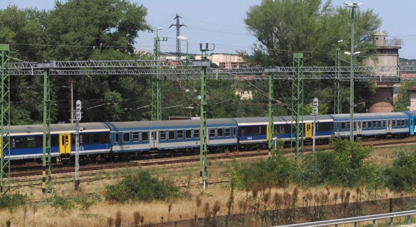 Vonatbaleset történt a győri fővonalon, két vonat ütközött össze