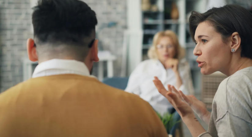 Szerelmi háromszögben az anyóssal: így szabjunk határt, hogy ne váljon pokollá a kapcsolat