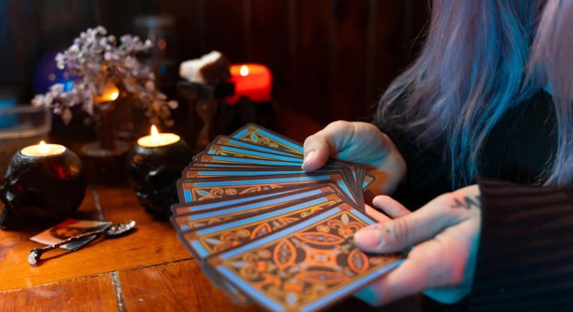 A tarot-horoszkóp fontos üzenetet tartogat a számodra a mai napon: kihúzta a kártyákat a jósnő
