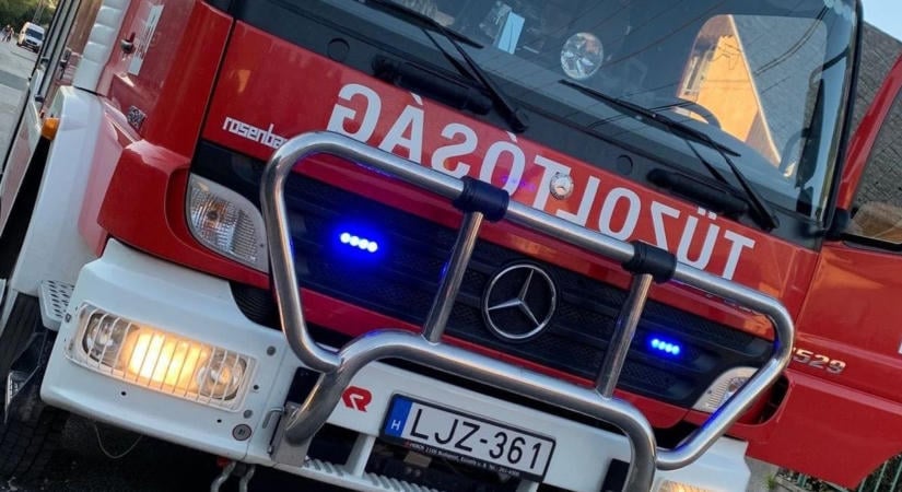 Árokba hajtott és oldalára dőlt egy autó Pétfürdőn