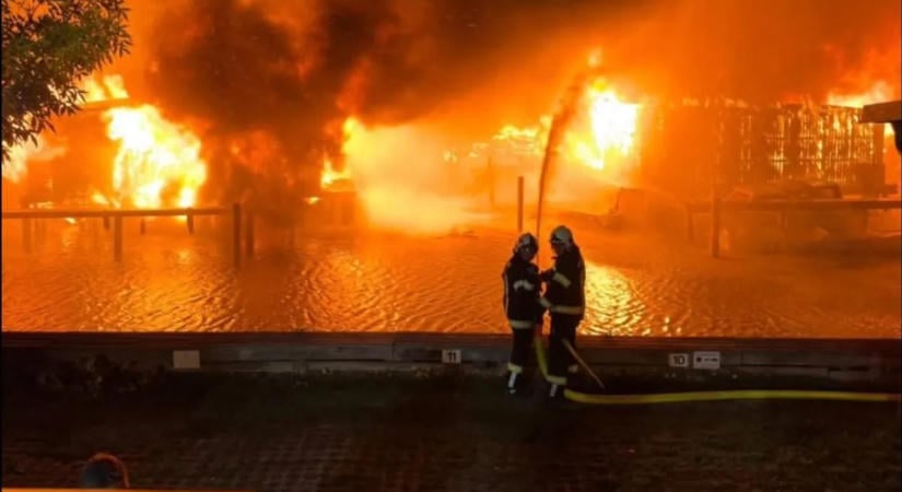 Lángoló hajók, több száz tűzoltó: pokoli képek érkeztek a Fertő tóról
