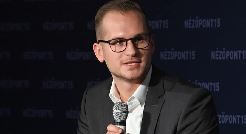 Deák Dániel mindent beismert, a „kormányfüggetlen” elemző bevallotta, hogy a Fidesz központi akaratát hajtotta végre hierarchikusan
